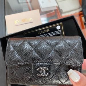 CHANEL
Caviar Quilted Flap Card Holder Black